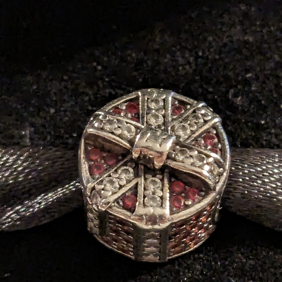 Pandora Christmas present charm - Picture 5 of 13